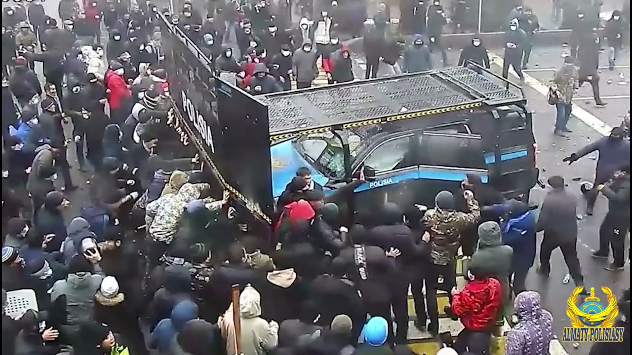 Полиция Алматы показала искореженный автопарк
