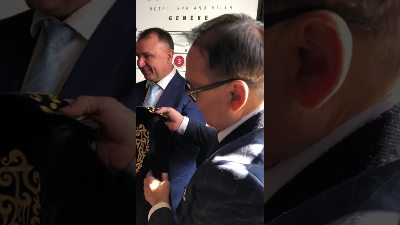 Криштиану Роналду примерил казахский чапан