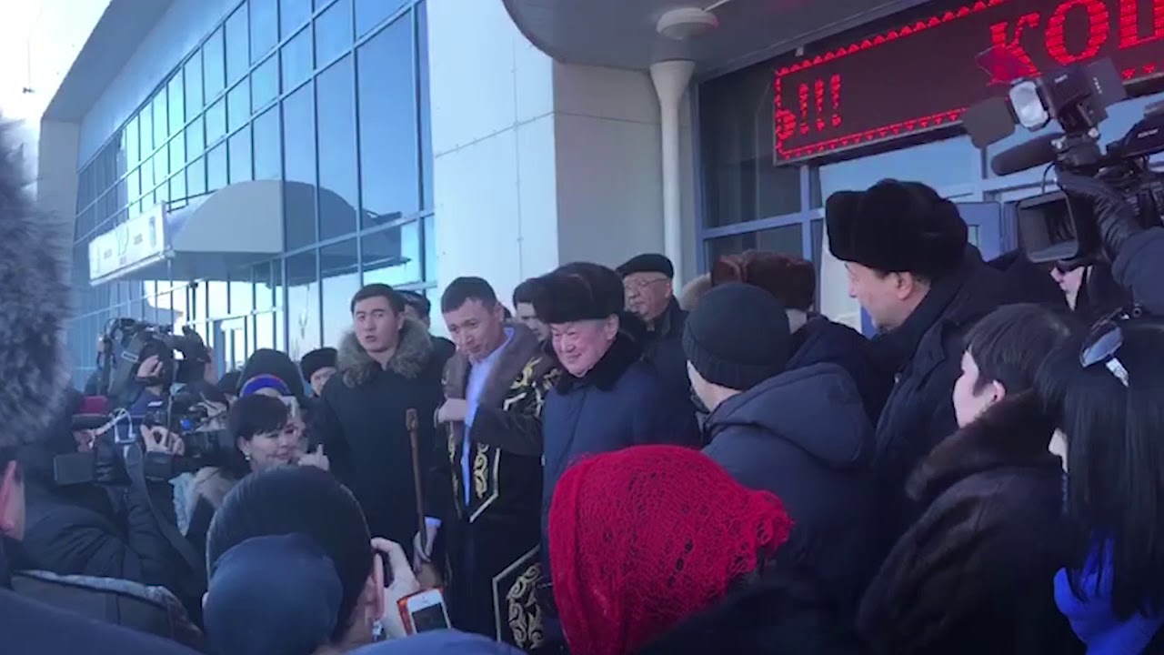Актюбинцы провожали Бердыбека Сапарбаева в Астану с цветами и песнями