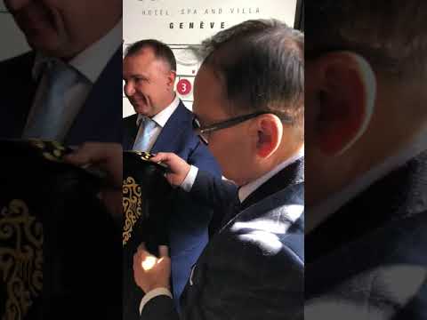 Криштиану Роналду примерил казахский чапан