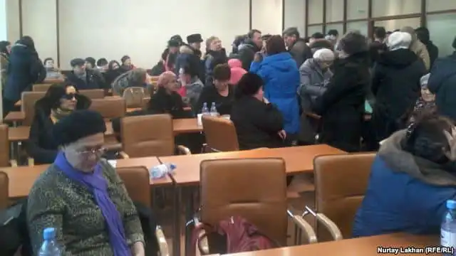 "Халық банкі" бөлімшесінде тұрған борышкерлер. Алматы, 26 қаңтар 2016 жыл.