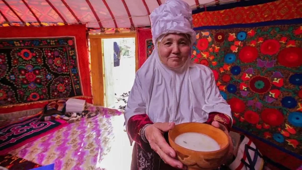 1 наурыз Алғыс айту күні қымыз ұсынған апа