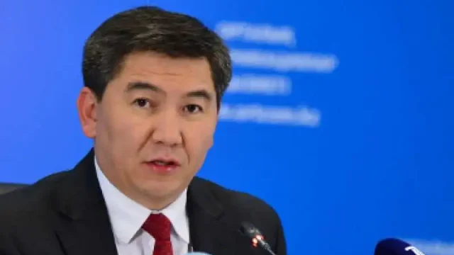 Сенаторлар баяндамасын тек орыс тілінде жасап үйренген Асылан Сәрінжіповке шүйлікті
