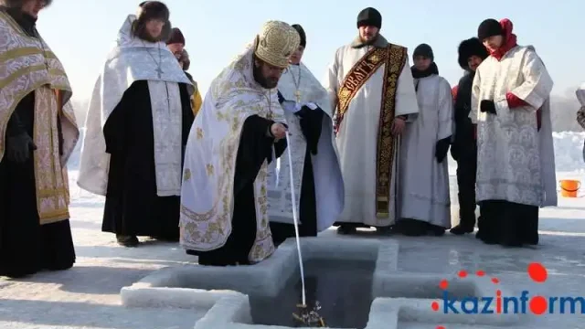 Астана қаласында 13 мыңға жуық адам суға шомылды (Фото)