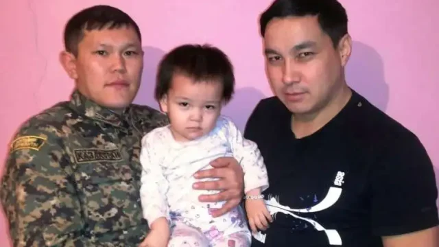 Атырауда Ұлттық ұлан жауынгері өлім аузындағы бүлдіршінге көмек көрсетіп, аман алып қалды