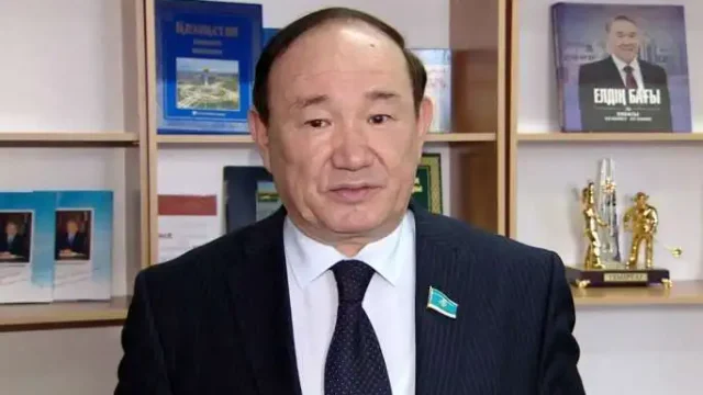 Назарбаевқа ән арнаған ақын депутаттық орынға таласпақ