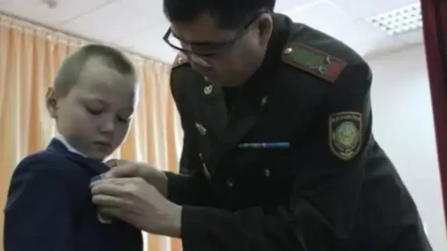 Алматыда бауырларын ажалдан аман алып қалған 11 жастағы оқушы медальмен марапатталды