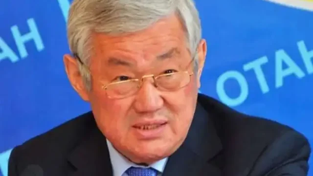 Алматыда Бердібек Сапарбаевқа QazBot роботы таныстырылды