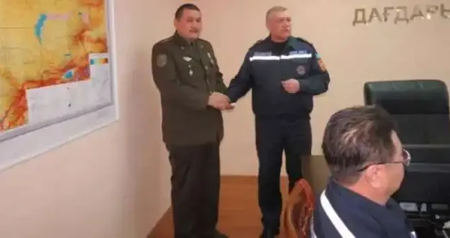 Жол апатында көлікке қысылған жігітті құтқарған Шымкент тұрғыны марапатталды