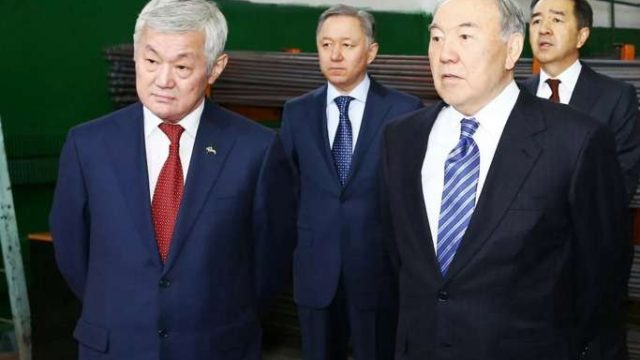 Бердібек Сапарбаев жұмысына риза болған Назарбаев әкімнің арқасынан қақты