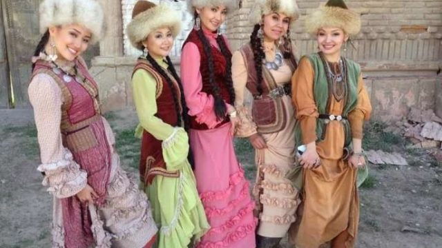 Жалаңаштанған қазақстандықтарға қазақ қыздары «қазақша флешмобпен» жауап берді (фото)