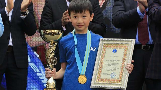 Астанада 3-ші сынып оқушысы кеудесін жерге тигізбей әлем рекордын жаңартты