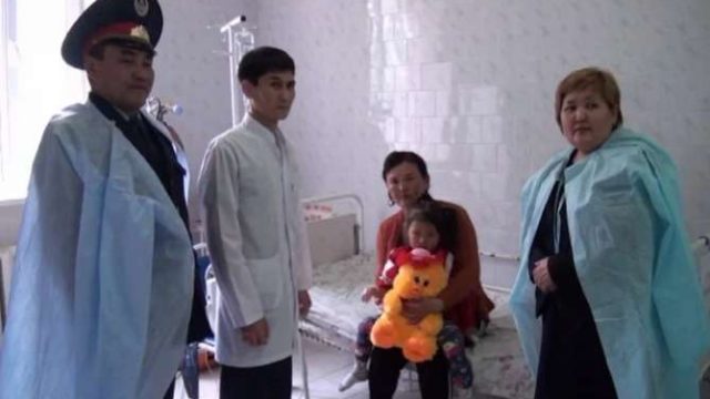 Жамбыл облысында полицей суға батып бара жатқан 4 жасар қызды құтқарып қалды