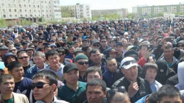 Атыраулықтар “жер сатуға” қарсылық білдіріп алаңға жиналып шеру өткізді