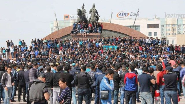 Атырауда мыңдаған адам жиналған митинг Нұрлан Ноғаевтың уәдесінен соң тарқады (фото)