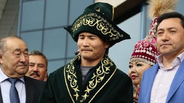 Кәсіпқой боксшы Қанат Ислам Алматыға оралды