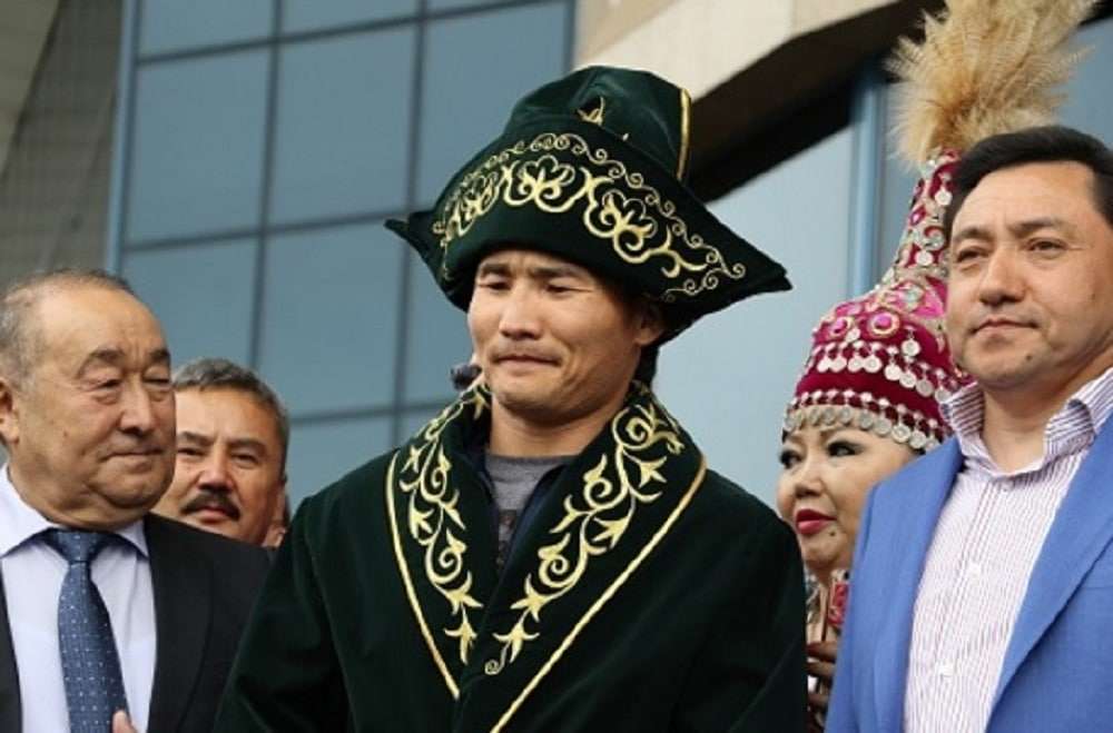 Кәсіпқой боксшы Қанат Ислам Алматыға оралды