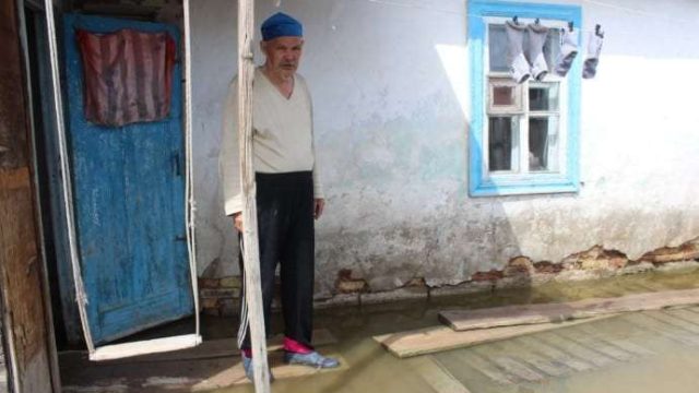 Атырауда үйін су басқан қариялар адам төзгісіз жағдайда өмір сүріп жатыр