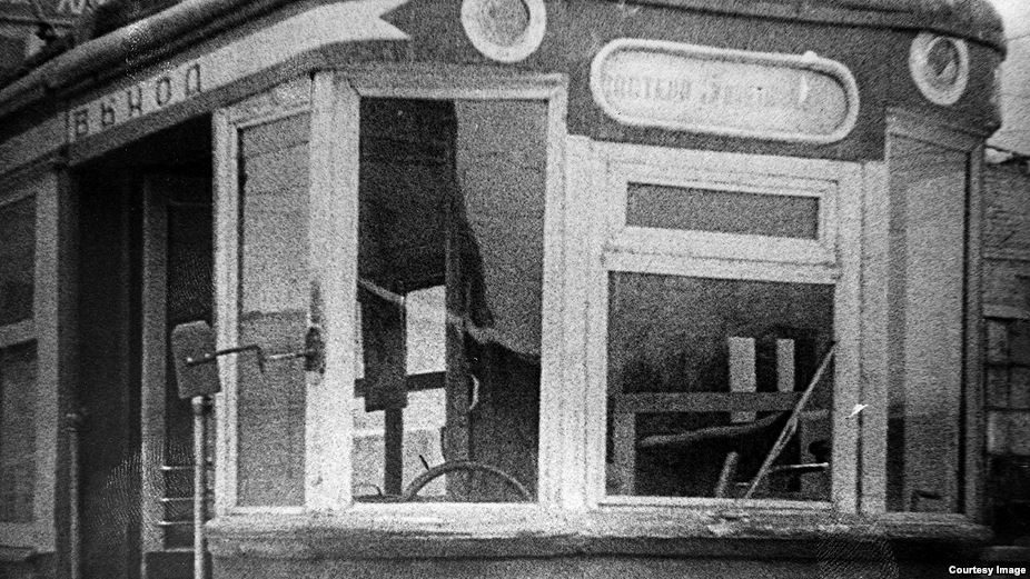 1936 жылы ленинградтықтар сыйлаған моторлы вагон. Ол Алматы трамвайының құрылысы кезінде қолданылған. «Алма-Ата трамвайына - 70 жыл» брошюрасынан алынған сурет.