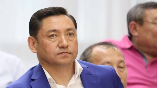 Бауыржан Оспанов ауылын арақтан тазартып, халыққа қымызды тегін таратуда