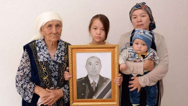 Алматыдағы терактіден қаза тапқан Аян Ғалиевтің отбасына пәтер берілді (фото)