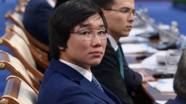 Қайрат Нұртас елбасы Нұрсұлтан Назарбаевтан қолтаңба алғысы келеді