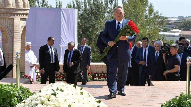 Нұрсұлтан Назарбаев Ислам Каримов жерленген орынға гүл шоғын қойды
