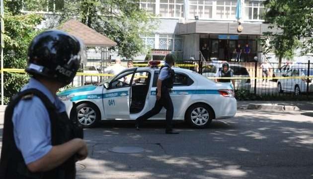 Белгісіз біреулер Алматыдағы банк бөлімшелерінің біріне шабуыл жасады