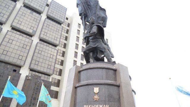 Астана қаласында Рақымжан Қошқарбаевқа арналған ескерткіш орнатылды