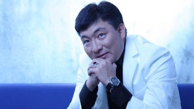 Қазақ тілін білмейтіндерді сахнадан қуу керек — Тоқтар Серіков
