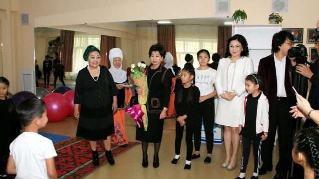 Әнші Нұрлан Албан Алматыда тегін өнер студиясын ашты