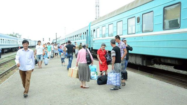 Алматыда билеті жоқ жолаушы пойыздың төбесіне жатып алды