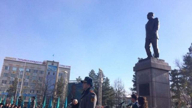 Нұрсұлтан Назарбаевтың ескерткіші орнатылды