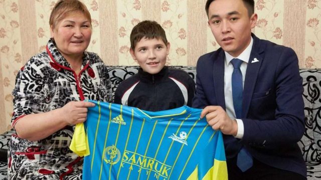«Астана» футболшылары сал ауруына шалдыққан балаға қаражат жинады