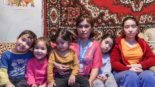 Жеті балалы жалғызбасты ана: Пәтеріміз сатылмаса екен
