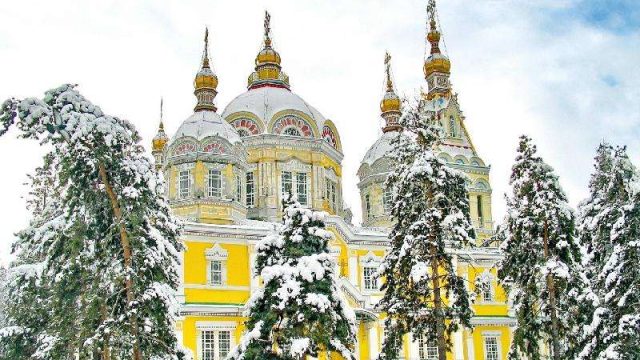 Алматыда Рождество мерекесін тойлауға 5 мыңнан аса адам жиналды