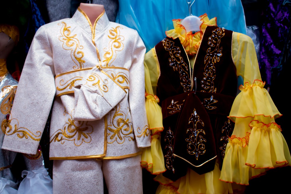 Ұлттық киімдер күні. Шапан казахская одежда. Казахская Национальная одежда чапан. Казахская Национальная одежда женский камзол. Шапан казахская одежда женская.