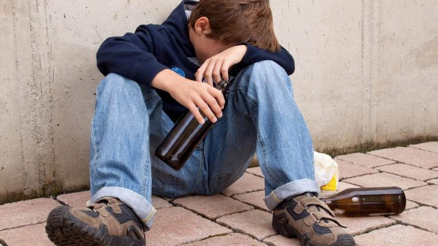 Ғалымдар: Ата-анасына жиі өтірік айтатын балалар ішімдік ішуге әуес болады