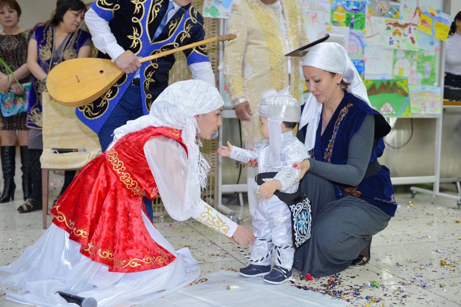 Kazakh traditions. Обычаи тусау кесер казахские. Шашу казахская традиция. Семейные традиции казахов. Тусау кесу обычай казахского народа.