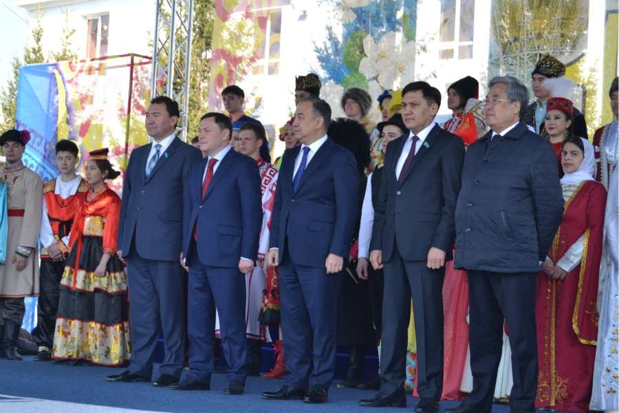 b030f79c939dbcfbb71d0e98b569b30f Мәлік Мырзалин Жібек жолы ауылының "Білім күні" салтанатты шарасына қатысты