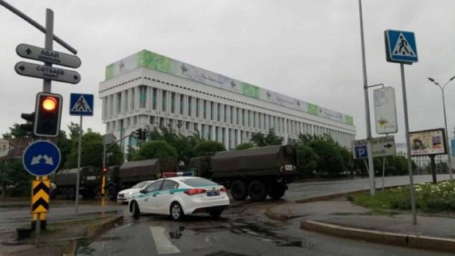 Алматыда Республика алаңы аумағындағы жолдар қоршауға алынды