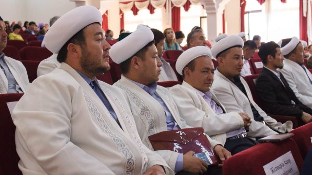 Имамдардың жалақысы садақа жәшіктеріндегі табысқа байланысты — Министр