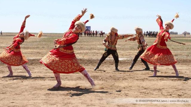 Көкшетаулықтар бір мезетте тау басында «Қара жорға» биледі