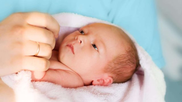 Ұшақта дүниеге келген сәби өмір бойы тегін ұшу мүмкіндігін алды