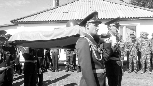Екінші дүниежүзілік соғыста қаза тапқан жауынгердің сүйегі еліне жеткізілді