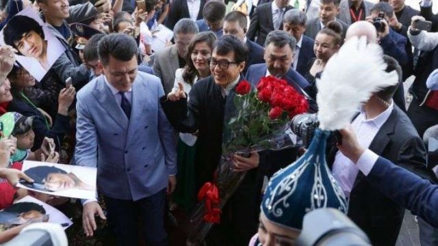 Джеки Чан Қазақстанға өз қаражатымен келді