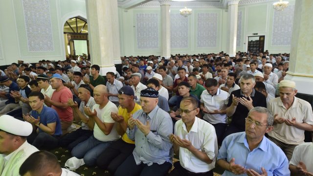 Мешітте «Әумин» деп қатты дауыстаған адамға 80 мың теңге айыппұл салынды