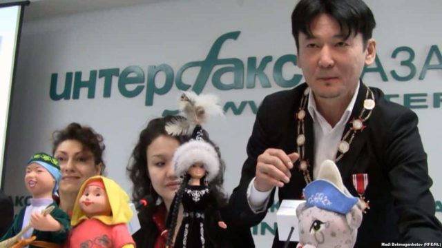 Қыдырәлі Болманов «Бал-бала» брендімен шұлық шығарады