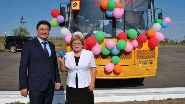 Ақмола облысы Еңбекшілдер ауданындағы мектепке жаңа автобустың кілті табысталды