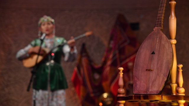 Ерлан Төлеутай Ақан серінің домбырасынан күй шертті
